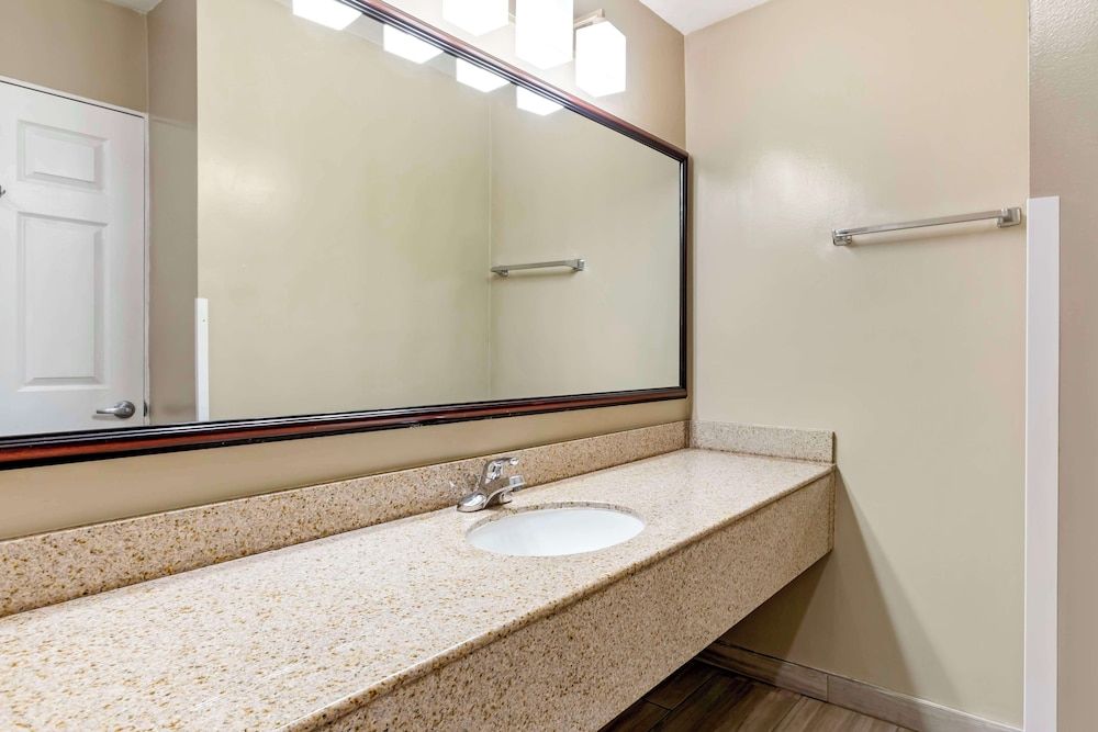 Best Western China Lake Inn Standard Room, 2 Queen Beds, Accessible, Non Smoking (Walk-in Shower) 4