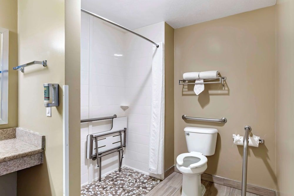 Best Western China Lake Inn Standard Room, 2 Queen Beds, Accessible, Non Smoking (Walk-in Shower) 5