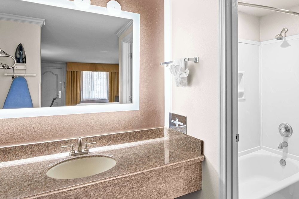 Best Western Skyline Motor Lodge Standard Room, 1 King Bed, Accessible, Refrigerator & Microwave (Walk-in Shower) 3