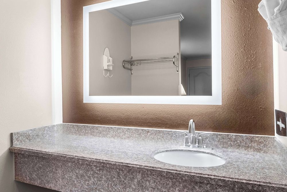 Best Western Skyline Motor Lodge Standard Room, 1 Queen Bed, Non Smoking, Refrigerator & Microwave 4