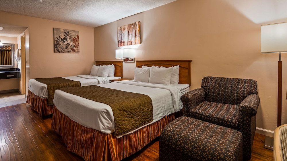 SureStay Hotel by Best Western Tehachapi Standard Room, 2 Queen Beds, Accessible, Non Smoking 3