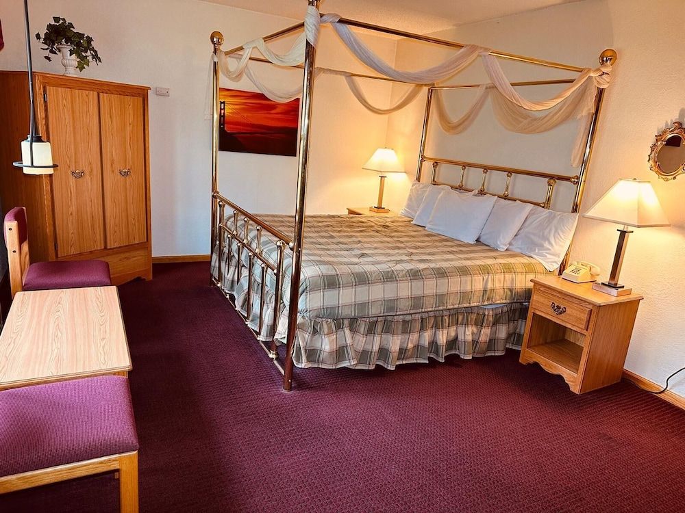 AmeriVu Inn and Suites - St. Croix Falls Honeymoon Suite 3