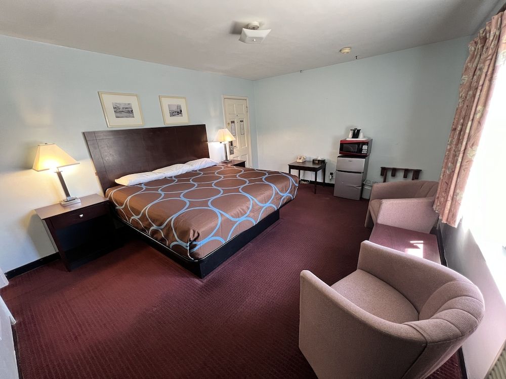 AmeriVu Inn and Suites - St. Croix Falls Deluxe Room 3