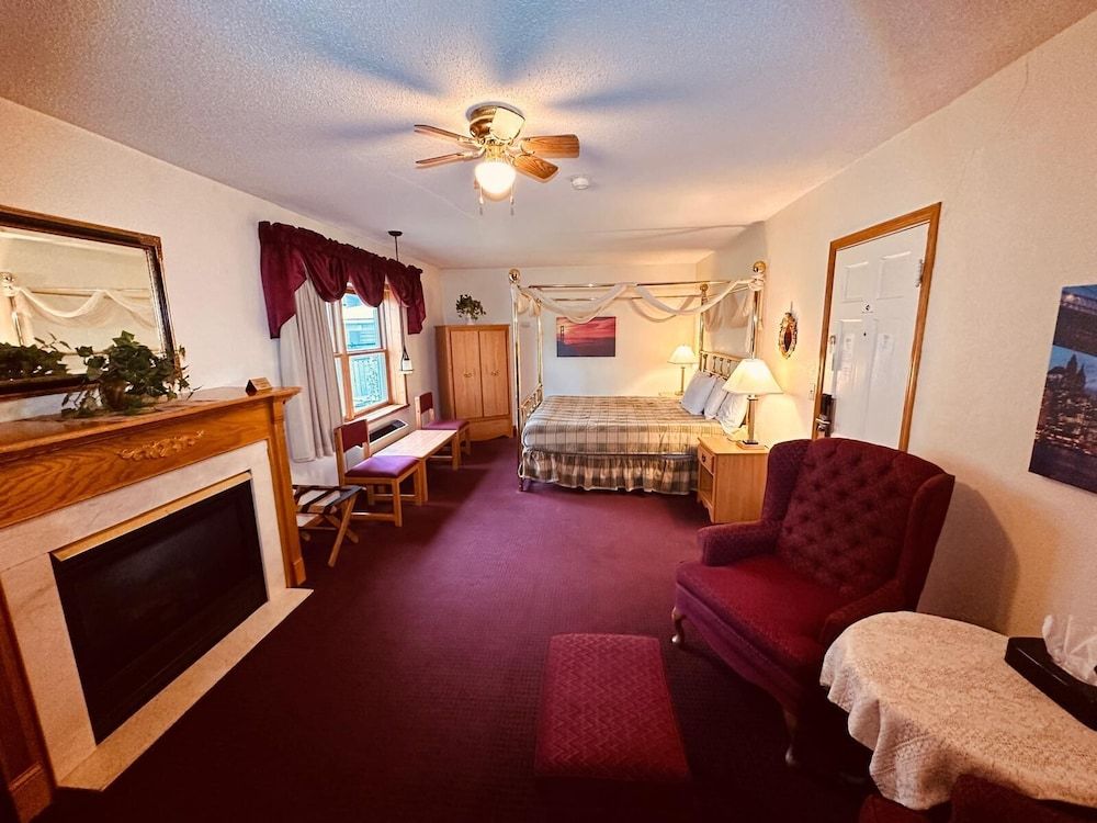 AmeriVu Inn and Suites - St. Croix Falls Honeymoon Suite 2