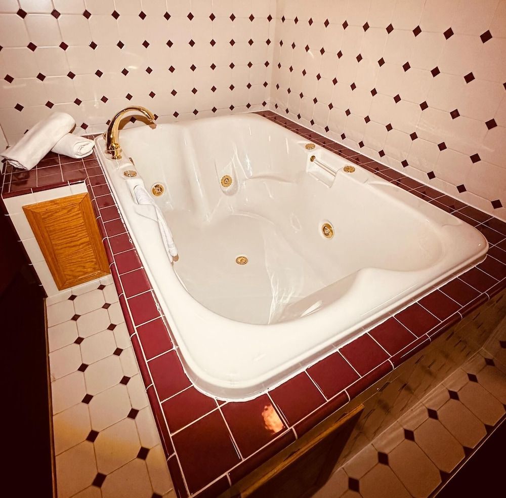 AmeriVu Inn and Suites - St. Croix Falls Honeymoon Suite 5