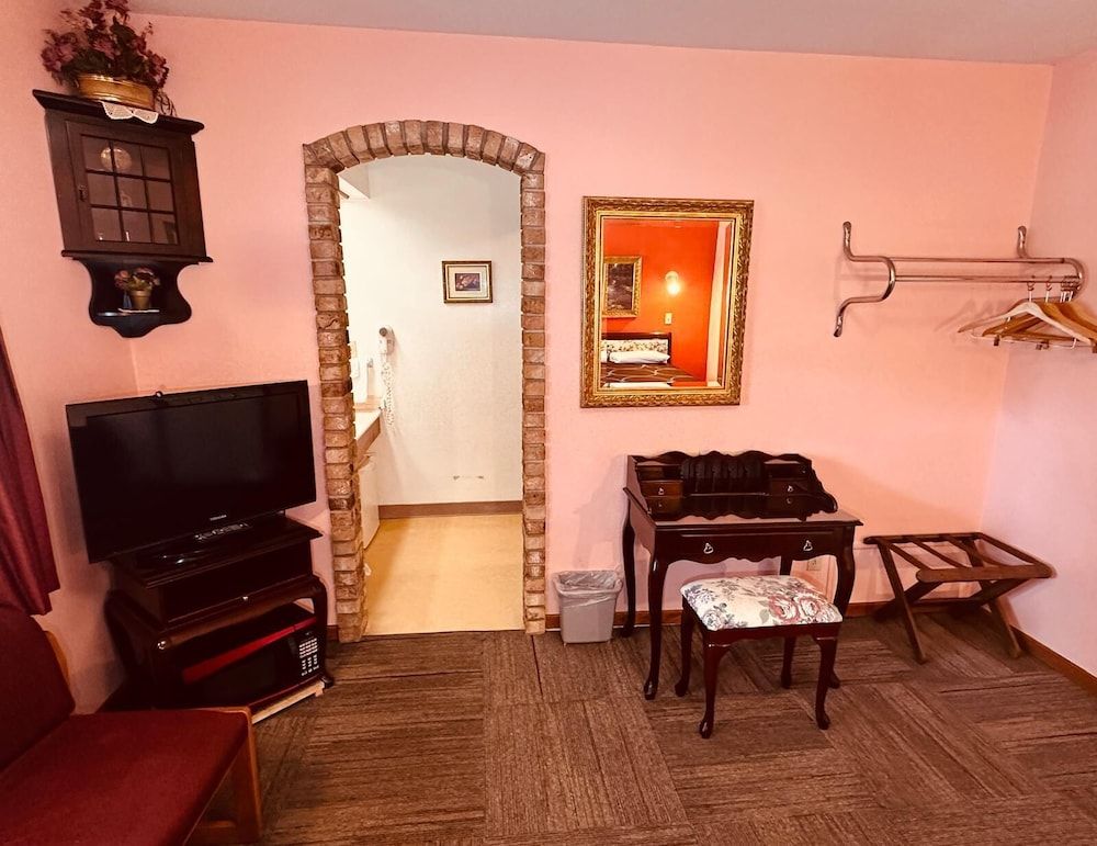 AmeriVu Inn and Suites - St. Croix Falls Standard Single Room 7