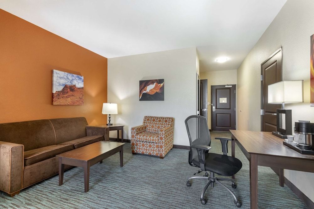 Best Western Plus Longhorn Inn & Suites Suite, 1 King Bed, Accessible, Bathtub (with Sofabed) 3