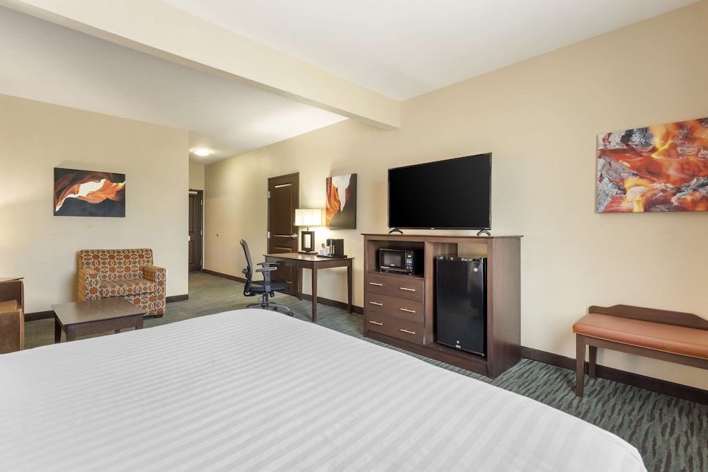 Best Western Plus Longhorn Inn & Suites Suite, 1 King Bed, Accessible, Bathtub (with Sofabed) 4