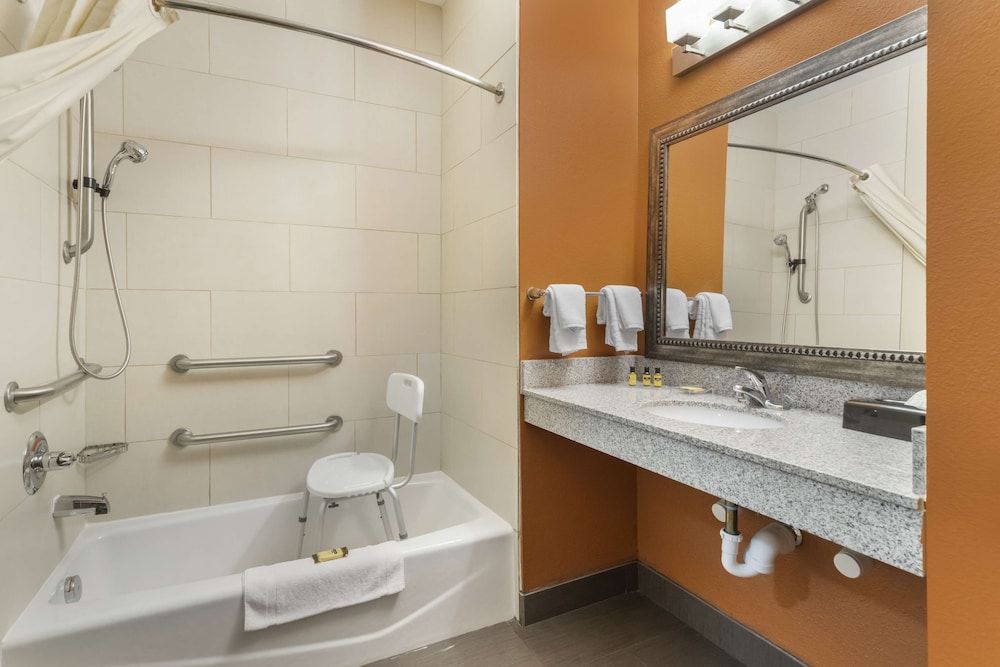 Best Western Plus Longhorn Inn & Suites Standard Room, 2 Queen Beds, Accessible, Bathtub 4