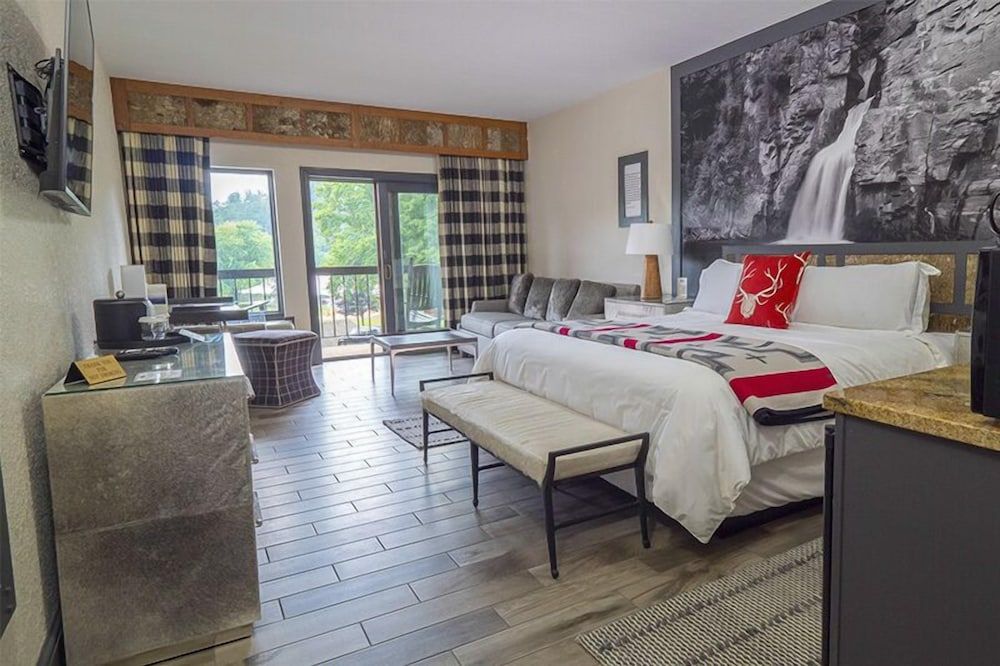 Suite with King Lakeview with Balcony