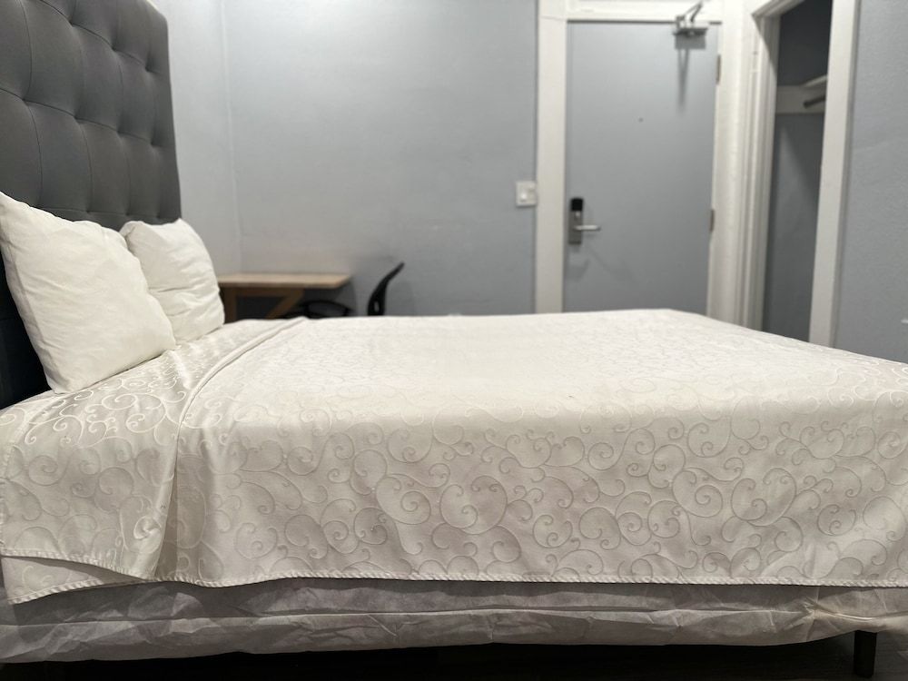 undefined Winsor Hotel 5