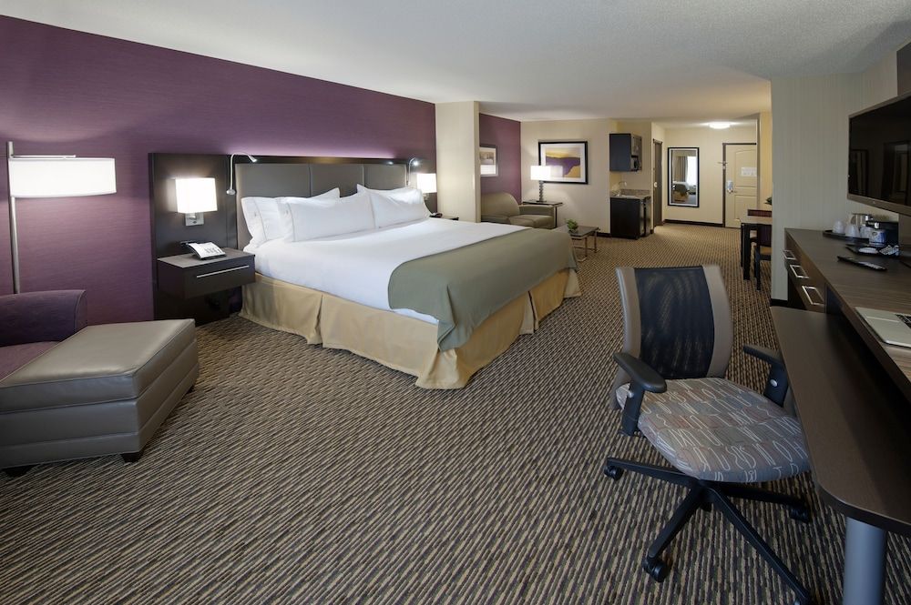 Suite, 1 King Bed with Sofa bed (Wet Bar)