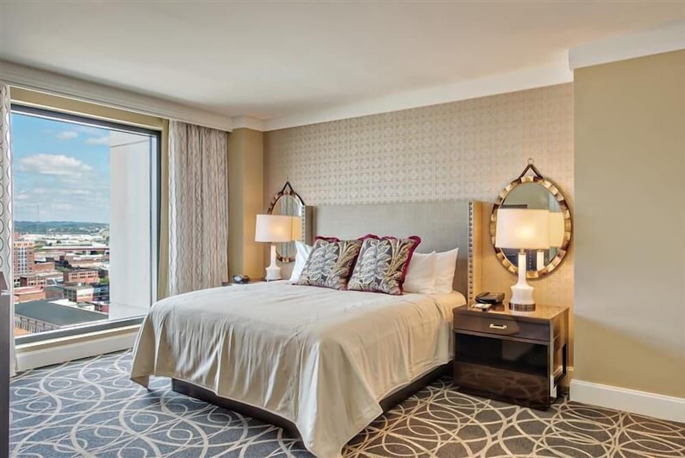 Deluxe Room, 1 King Bed, Accessible (With Roll in Shower)