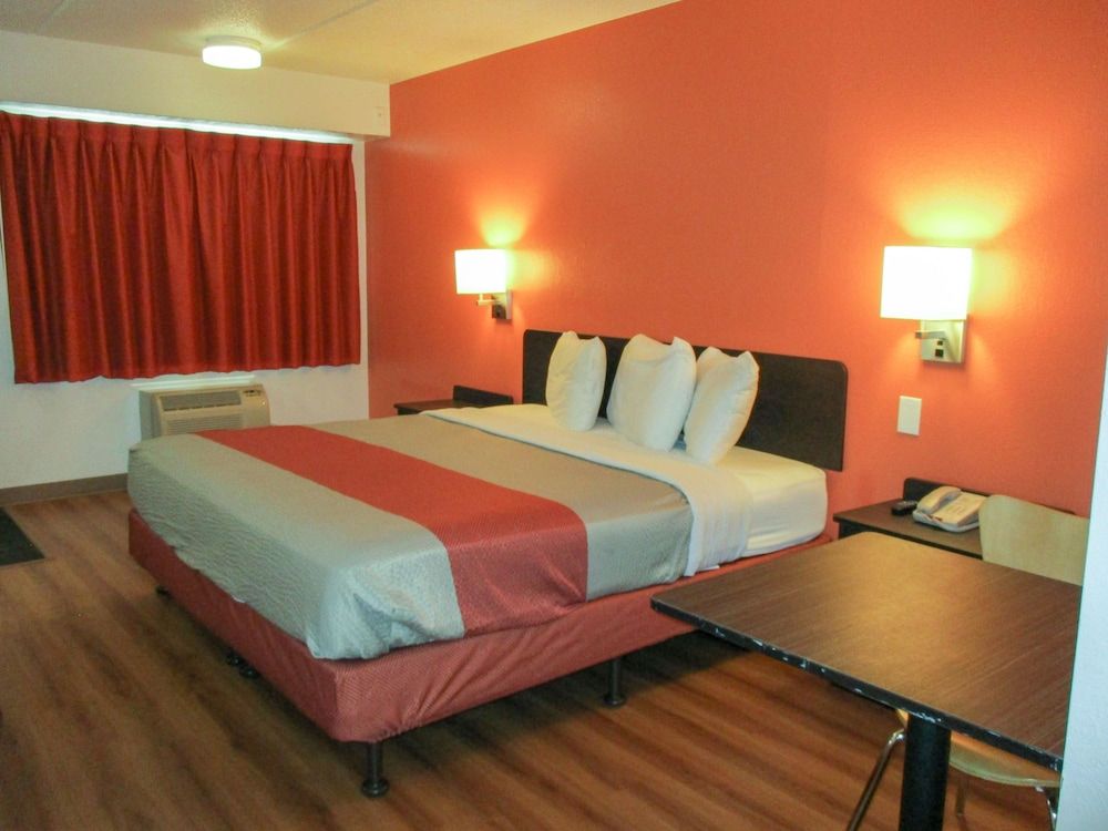 Standard Room, 1 King Bed, Accessible, Non Smoking