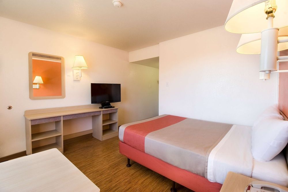 Motel 6 Pendleton, OR Deluxe Room, 1 Queen Bed, Non Smoking, Refrigerator & Microwave 3