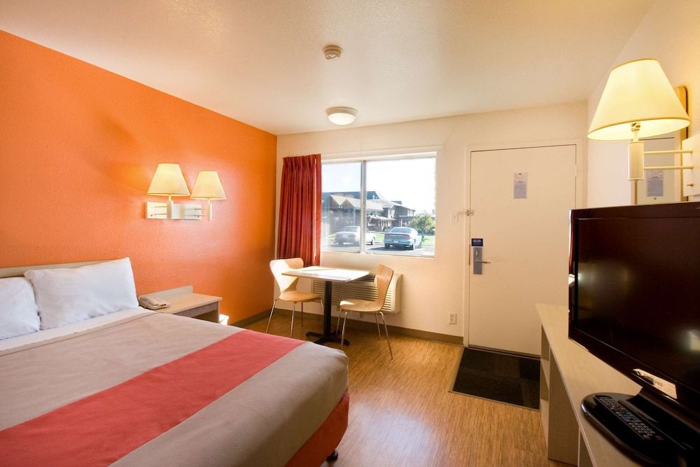 Motel 6 Pendleton, OR Deluxe Room, 1 Queen Bed, Non Smoking, Refrigerator & Microwave 6