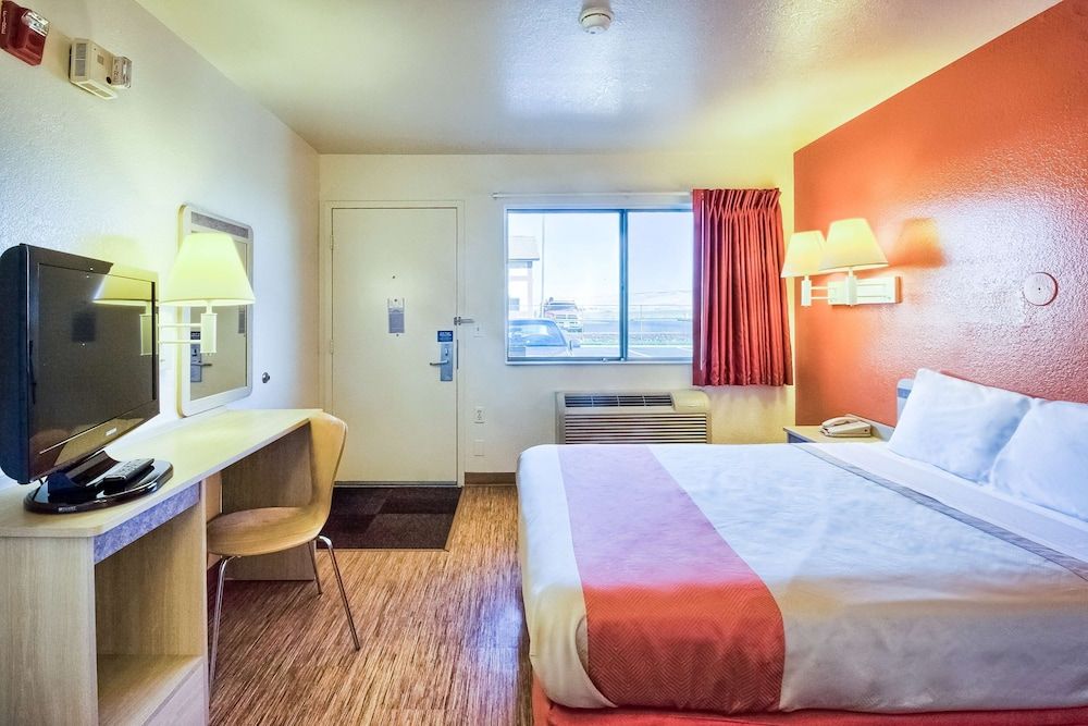 Motel 6 Pendleton, OR Deluxe Room, 1 Queen Bed, Non Smoking, Refrigerator & Microwave 8