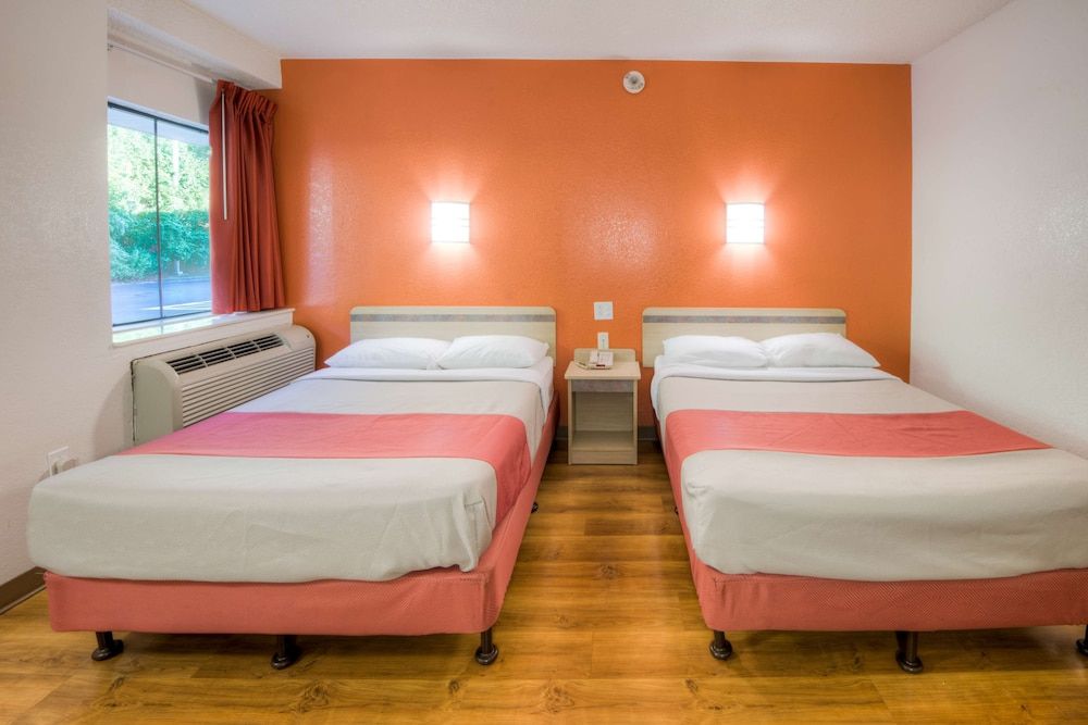 Motel 6 Niantic, CT - New London Deluxe Room, 2 Double Beds, Accessible, Non Smoking 6