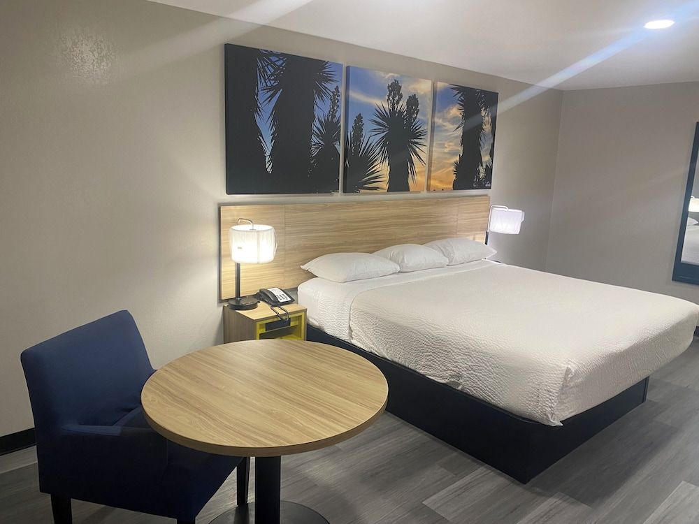 Room, 1 King Bed, Non Smoking (Shower Only)