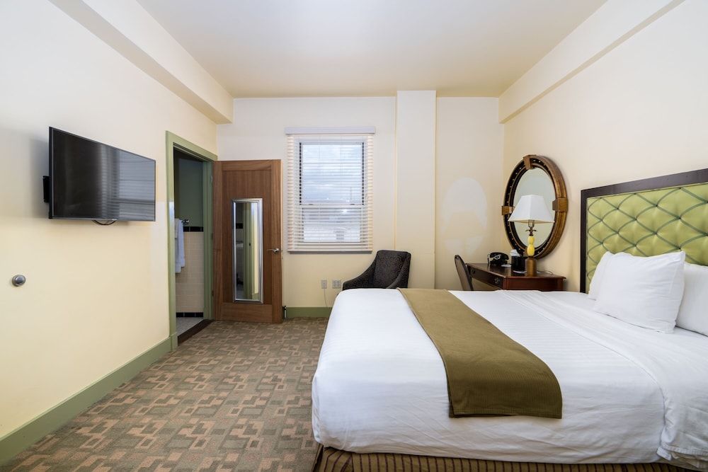 Murray Hotel Room, 1 King Bed 2