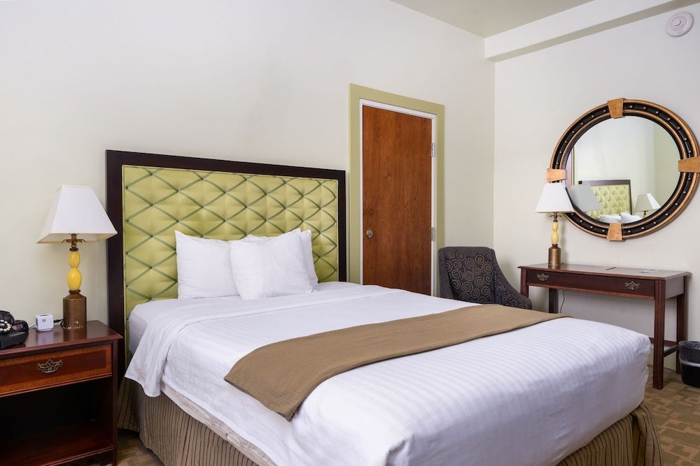 Murray Hotel Room, 1 Queen Bed 5