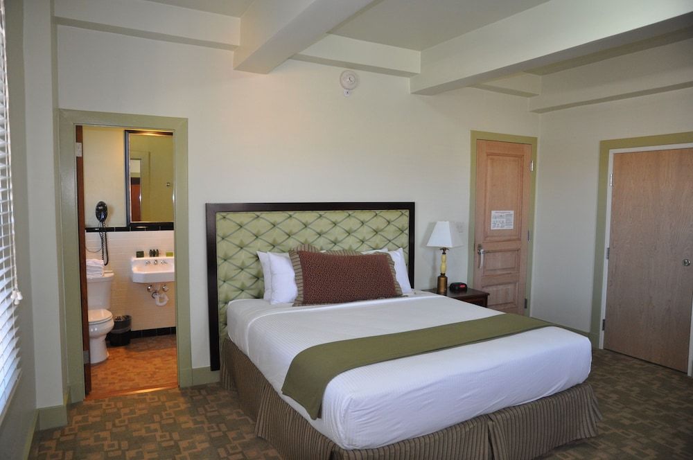 Murray Hotel Room, 1 King Bed