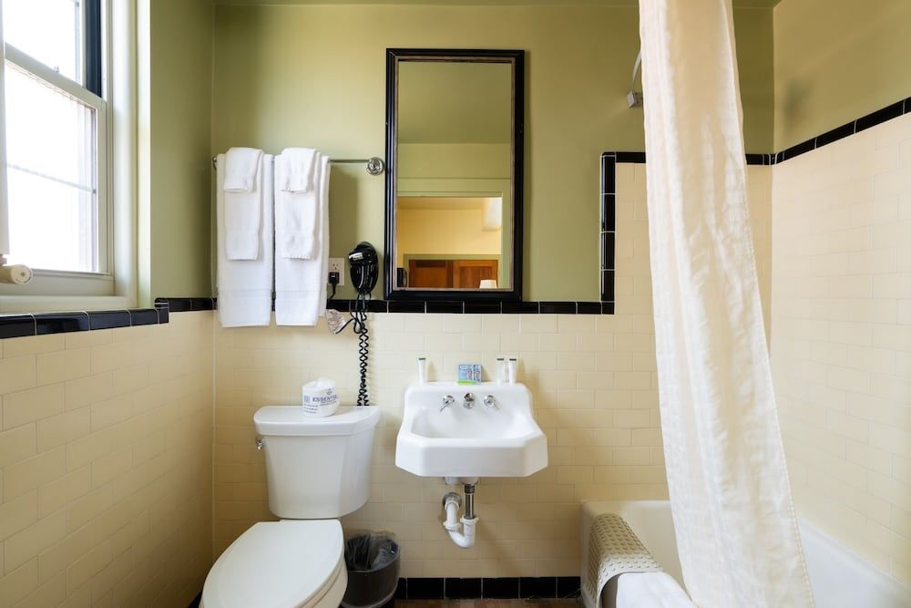 Murray Hotel Room, 1 Queen Bed 7