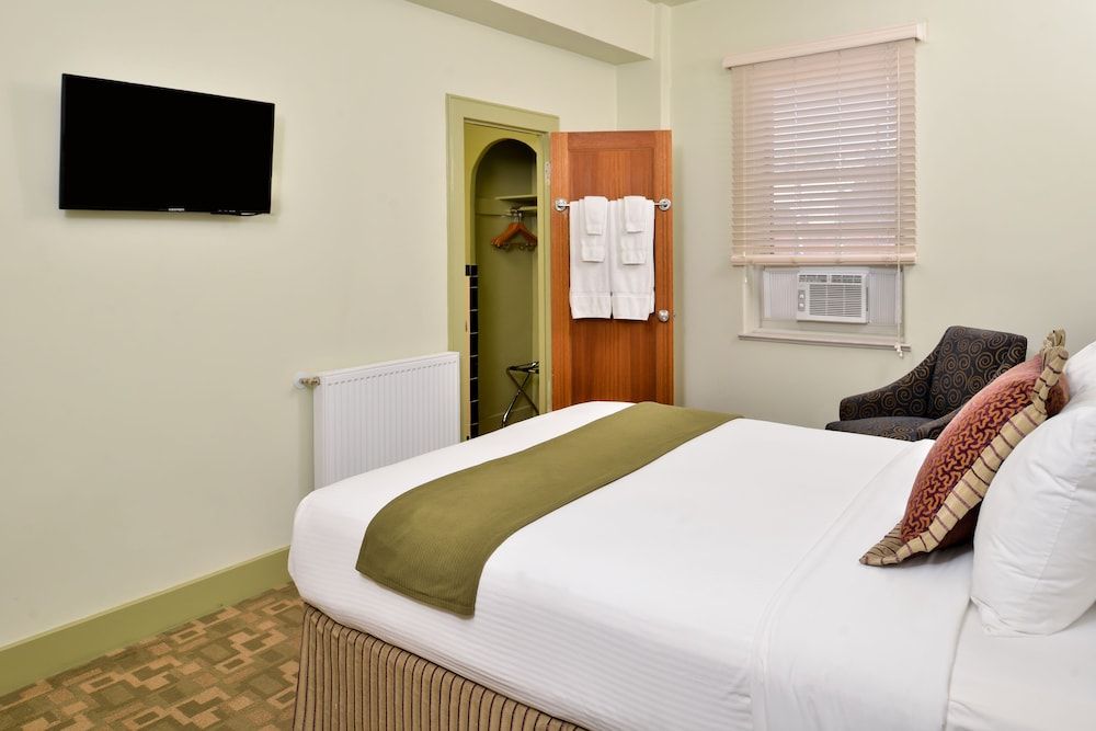 Murray Hotel Room, 1 Queen Bed 2