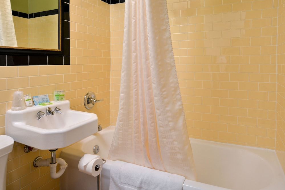 Murray Hotel Room, 1 Queen Bed 6