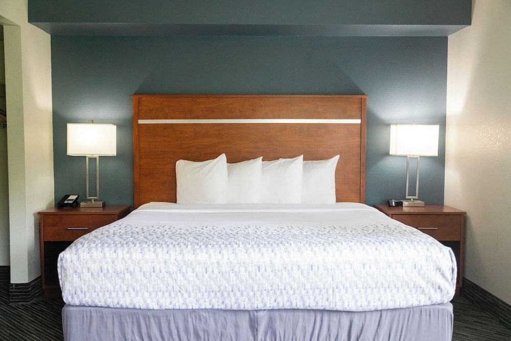 1 King Bed with Sofa bed, Fireplace, Soaking Tub, Private Balcony on River