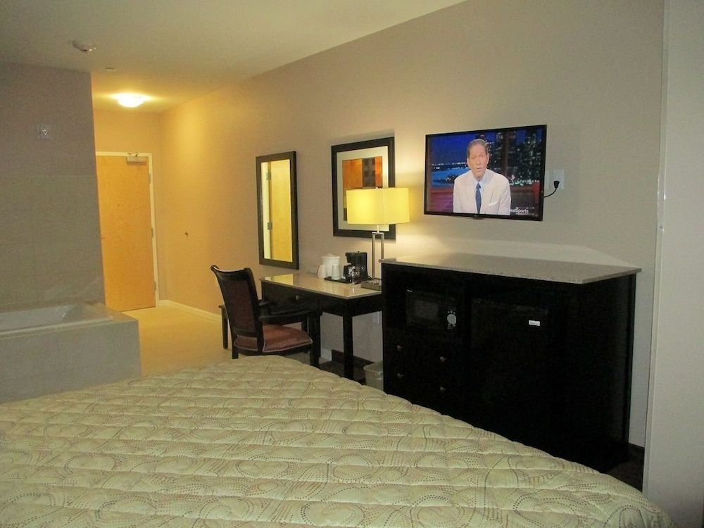 Red Carpet Inn And Suites Monmouth Jtc Deluxe Room, 1 King Bed, Jetted Tub 2