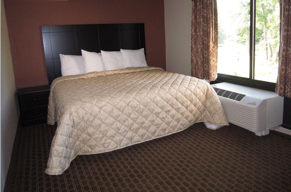 Red Carpet Inn And Suites Monmouth Jtc Standard Suite, 1 King Bed, Kitchenette