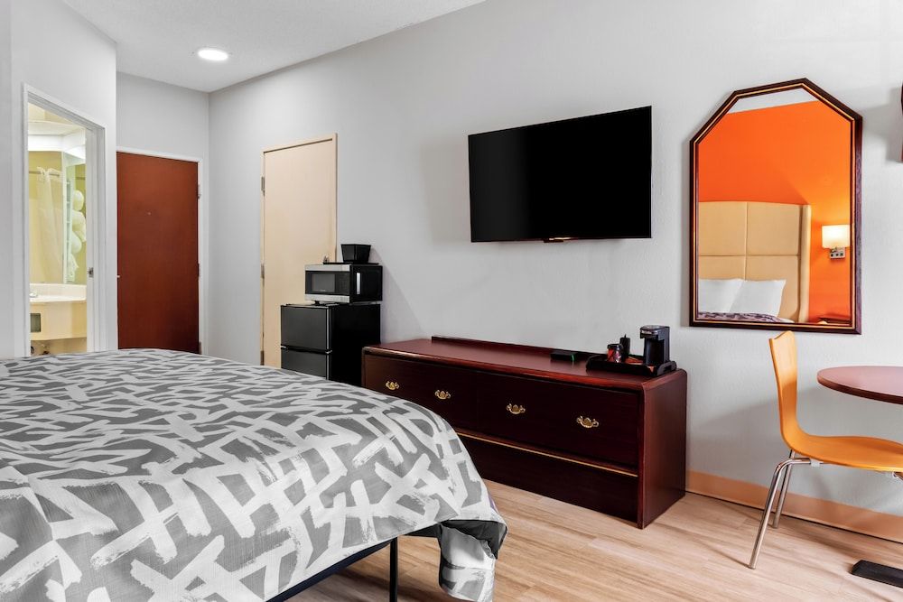 Scottish Inns & Suites Harrisburg - Hershey North Comfort Room