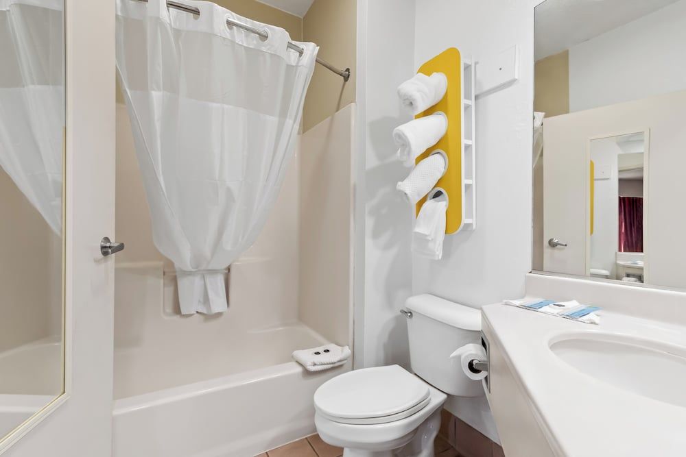 Scottish Inns & Suites Harrisburg - Hershey North Comfort Room 4