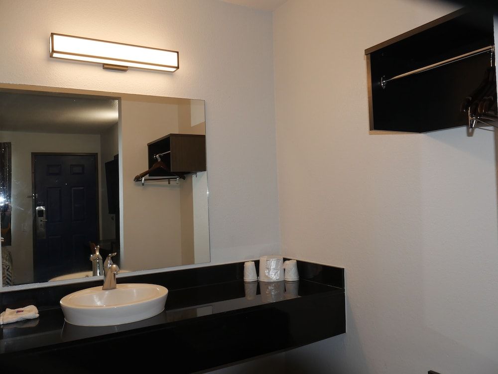 Deluxe Room, 1 Queen Bed, Smoking, Refrigerator