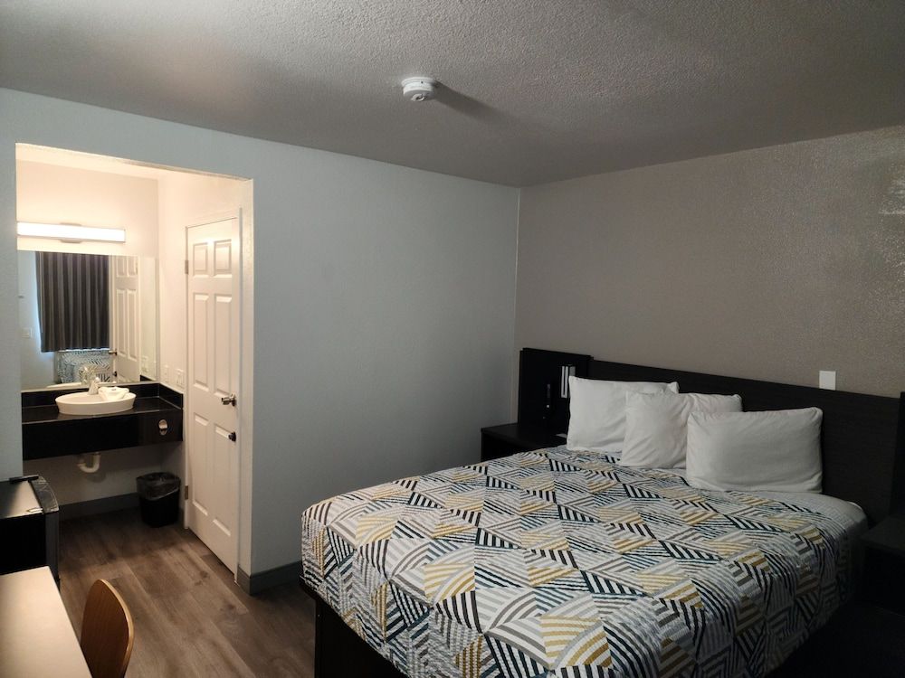 Deluxe Room, 1 Queen Bed, Smoking, Refrigerator