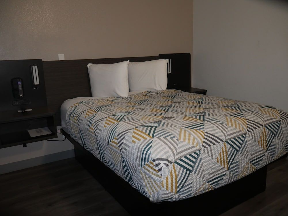 Deluxe Room, 1 Queen Bed, Non Smoking, Refrigerator