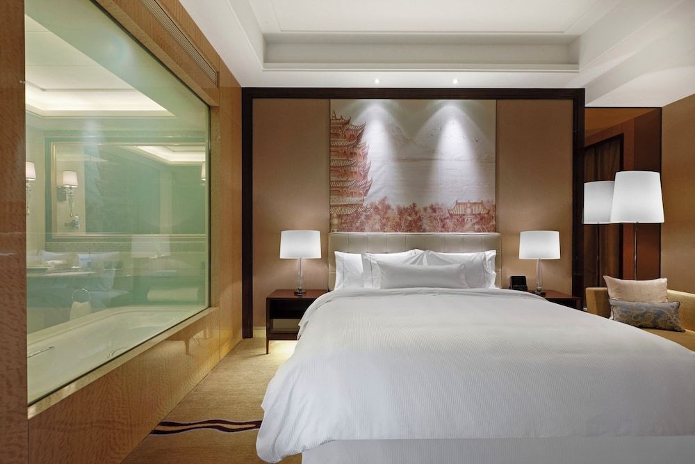 1 King Bed, Partial River View, Executive Lounge Access, High Floor - 15th and above, Guest Room