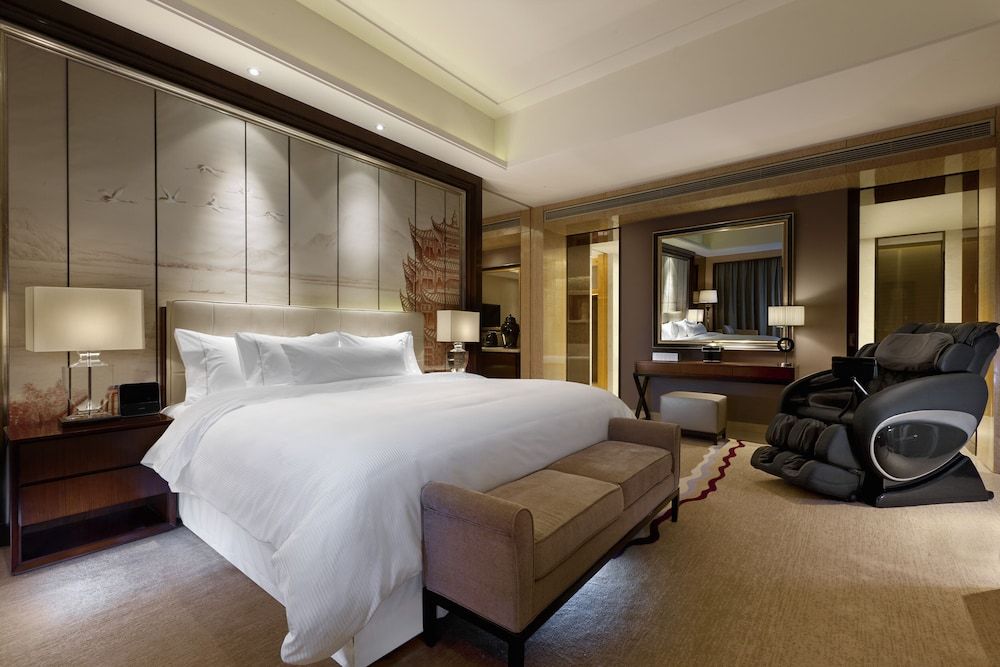 1 King Bed, Executive Lounge Access, Large Suite