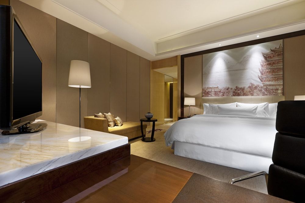 1 King Bed, Partial River View, Executive Lounge Access, High Floor - 15th and above, Guest Room