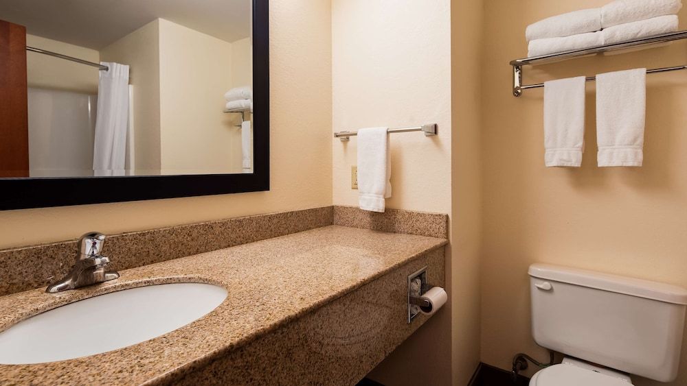 Best Western Nittany Inn Milroy Standard Room, 2 Queen Beds, Non Smoking, Refrigerator & Microwave 3