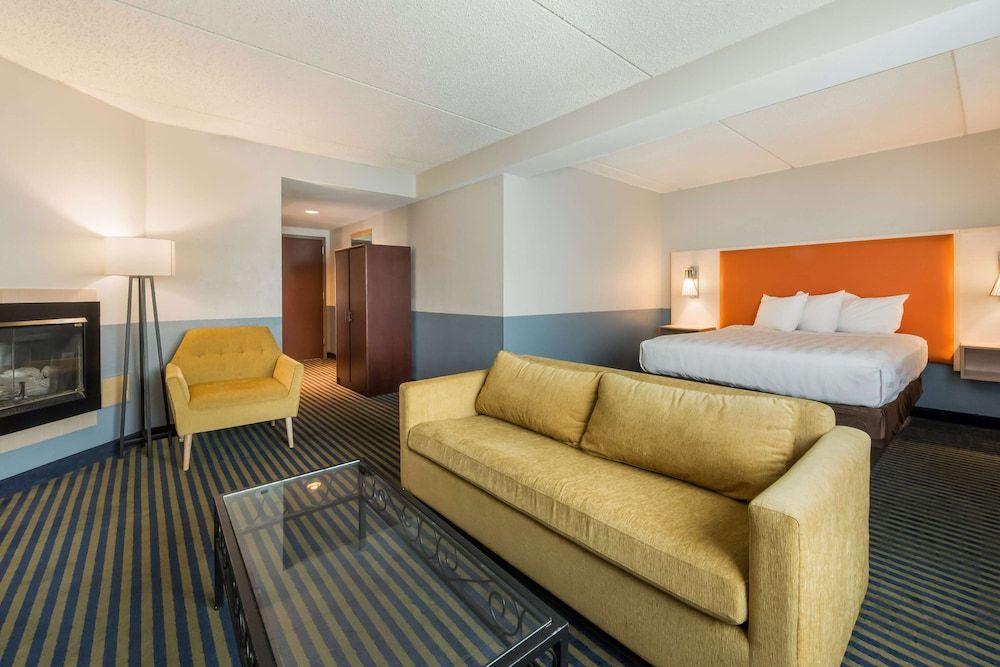 Deluxe Suite, 1 King Bed with Sofa bed, Non Smoking, Jetted Tub