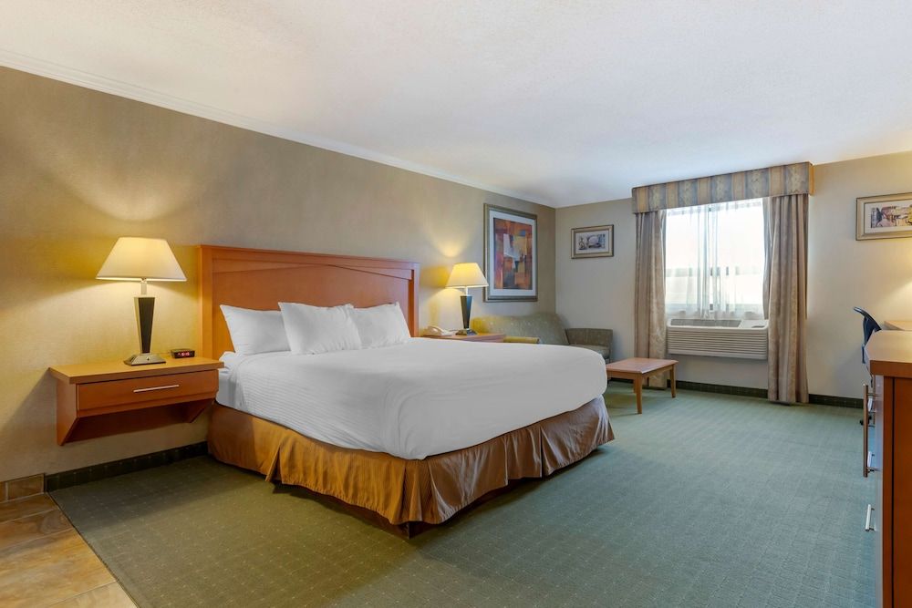 Best Western Davison Inn Suite, 1 King Bed, Accessible, Jetted Tub (with Sofabed)