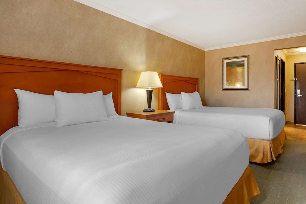 Best Western Davison Inn Standard Room, 2 Queen Beds, Accessible, Bathtub