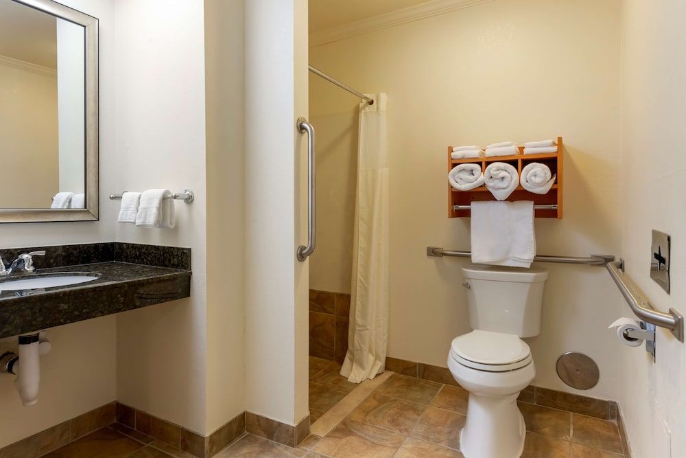 Best Western Davison Inn Suite, 1 King Bed, Accessible, Jetted Tub (with Sofabed) 3