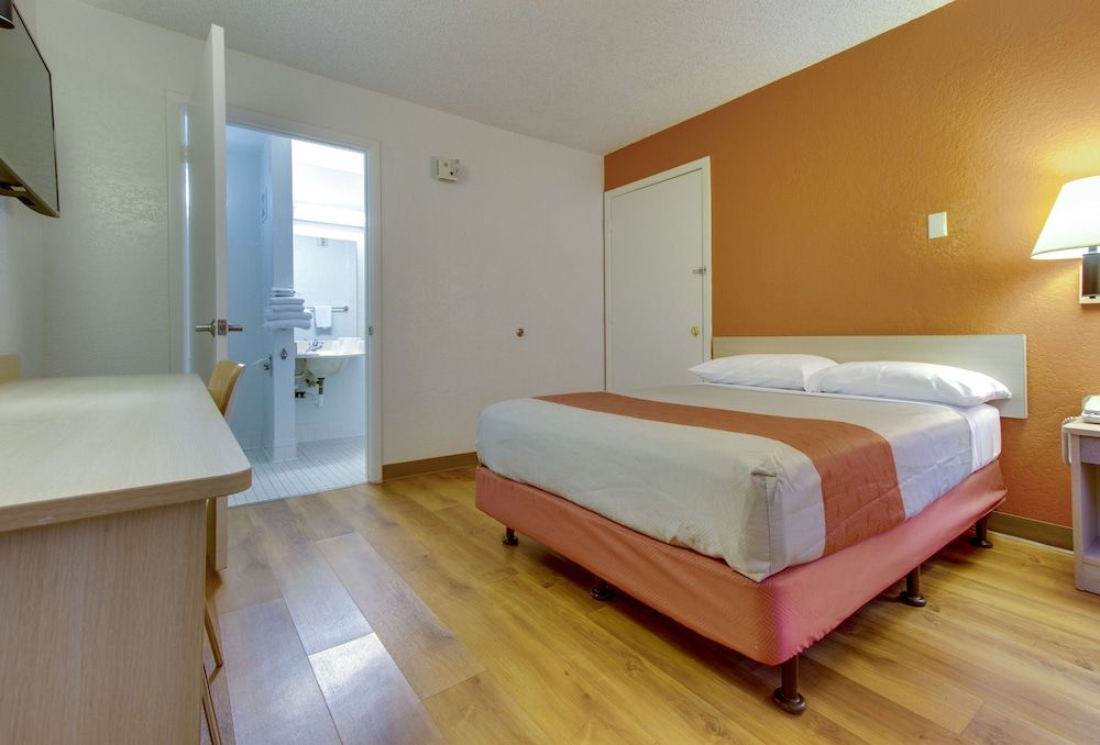 Motel 6 Tempe, AZ - Scottsdale South Standard Room, 1 Queen Bed, Non Smoking 6