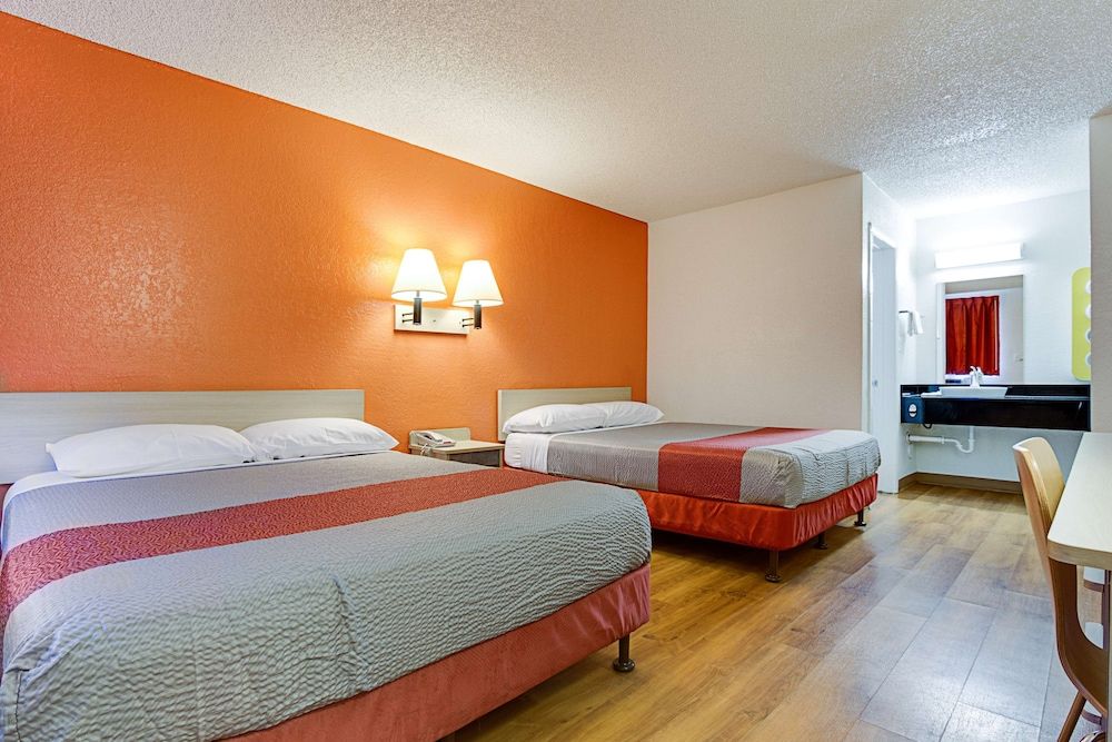 Motel 6 Tempe, AZ - Scottsdale South Deluxe Room, 2 Double Beds, Non Smoking, Refrigerator & Microwave 3