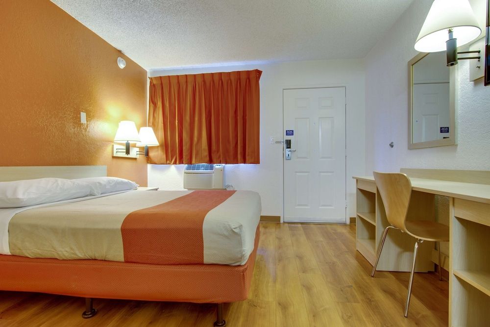 Motel 6 Tempe, AZ - Scottsdale South Standard Room, 1 Queen Bed, Non Smoking 5