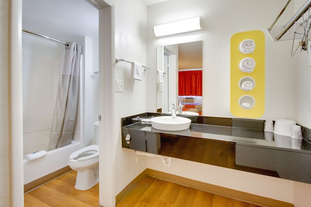 Motel 6 Tempe, AZ - Scottsdale South Deluxe Room, 2 Double Beds, Non Smoking, Refrigerator & Microwave 5