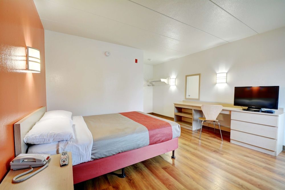 Motel 6 Seekonk, MA - Providence East Standard Room, 1 Queen Bed, Non Smoking 2